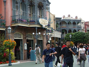 The area around Pirates sure looks like New Orleans, even though it's in Adventureland!